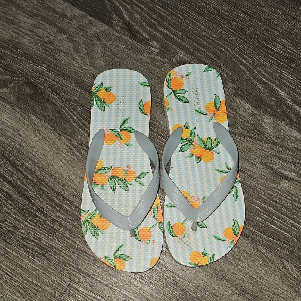 Old Navy Fruit Print Flip Flops. Sz 5/6. Very Nice